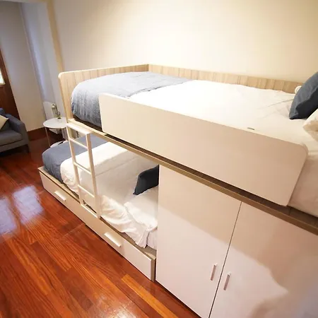 Piso Grande Y Luminoso En El Casco Viejo De *